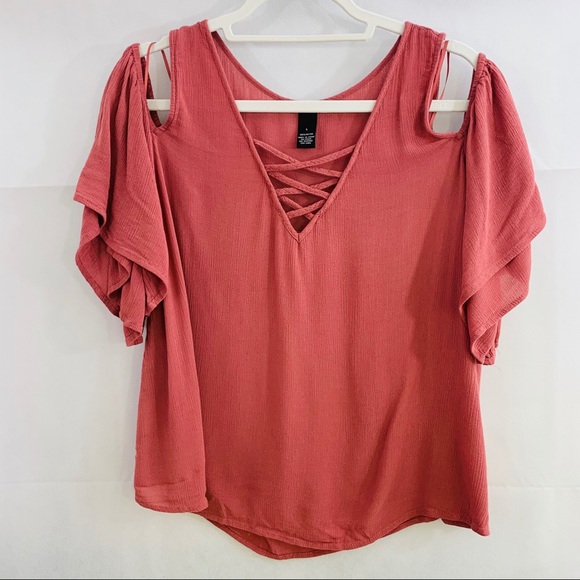 Rue21 Tops - Rue 21 woman’s mauve cold shoulder blouse